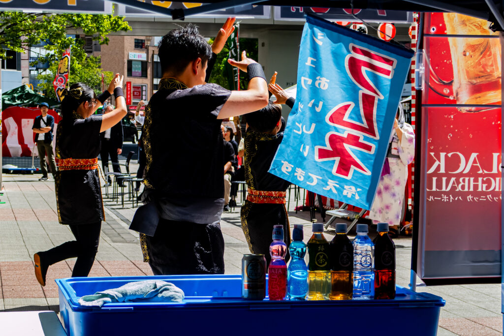 暑い一日、踊り手は汗だくだ！