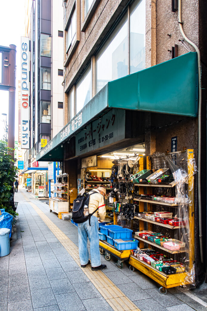 町外れの電器部品販売店