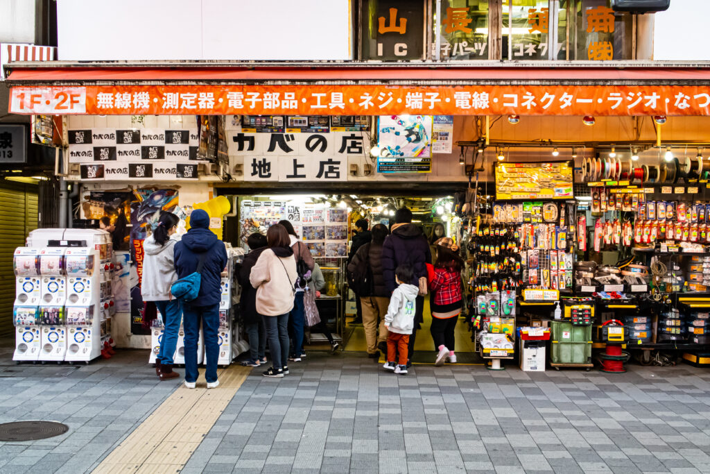 左側はカードの世界に変わっている