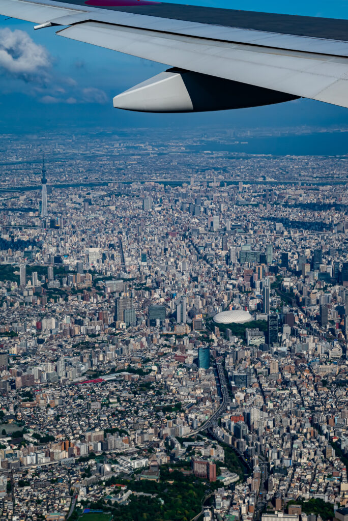 卵のような東京ドームとその隣のシビックセンター