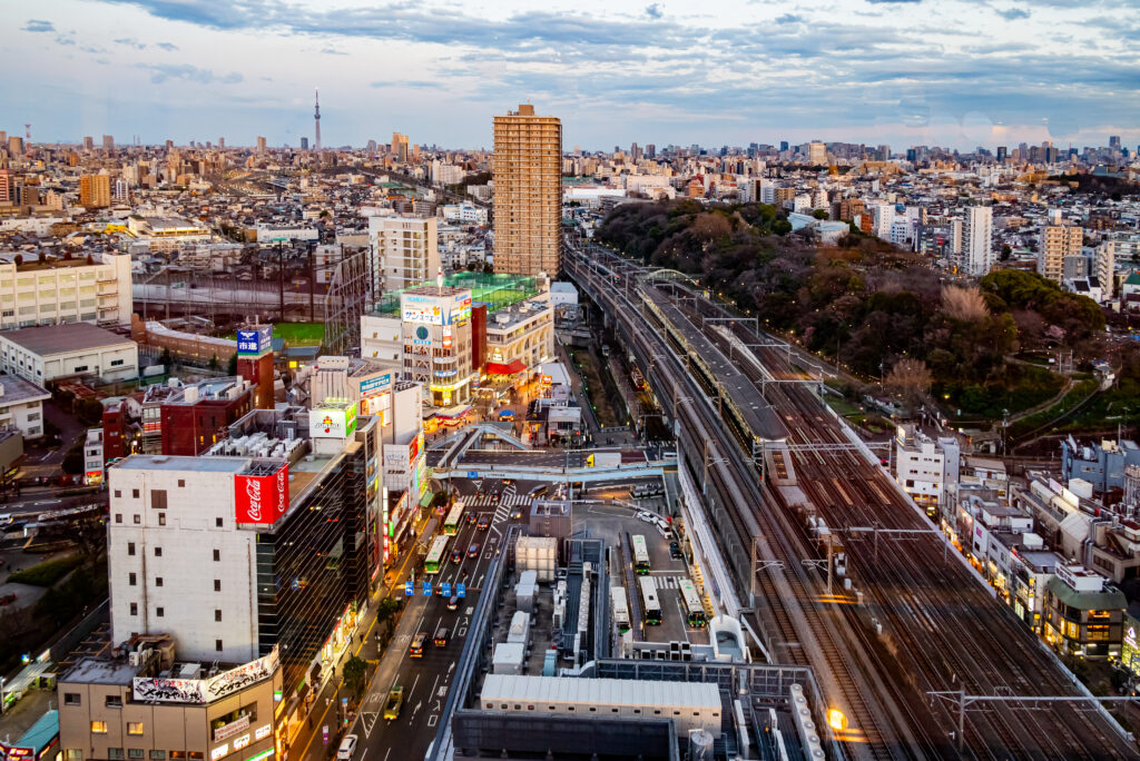 夕暮れになると徐々に光が灯り始める（南側の景観）