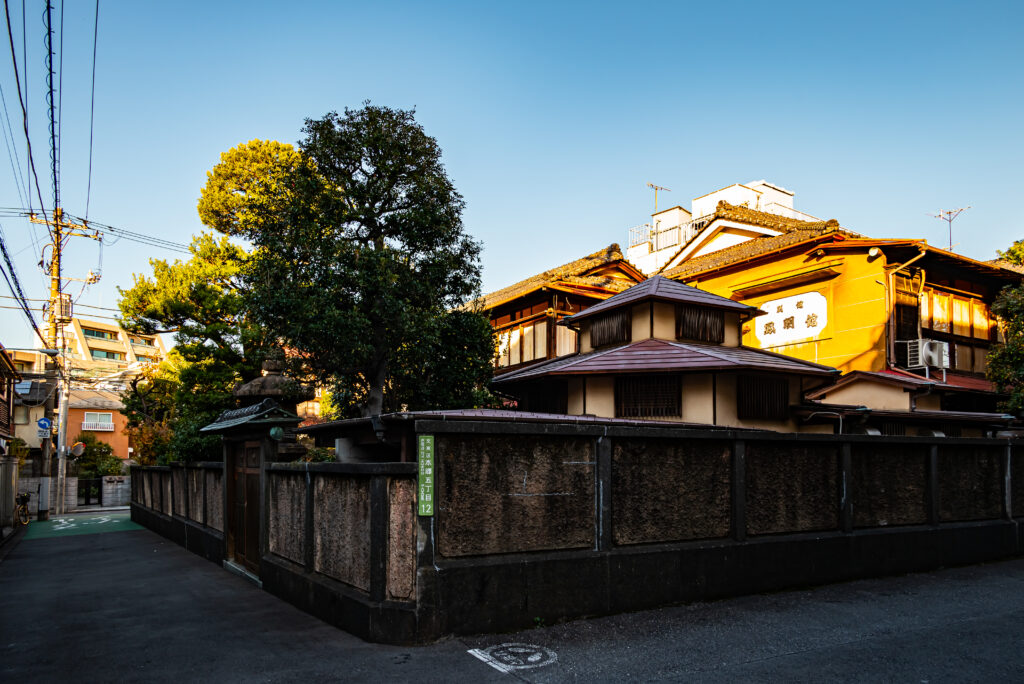 純和風の旅館がたくさん建っていた