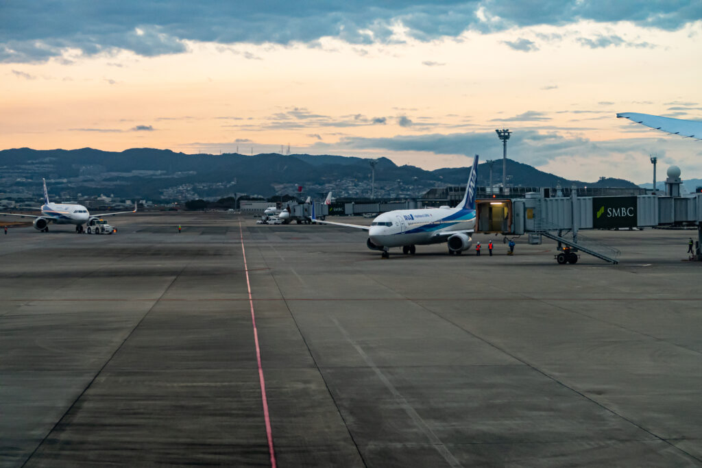 伊丹空港の駐機場の夕暮れ