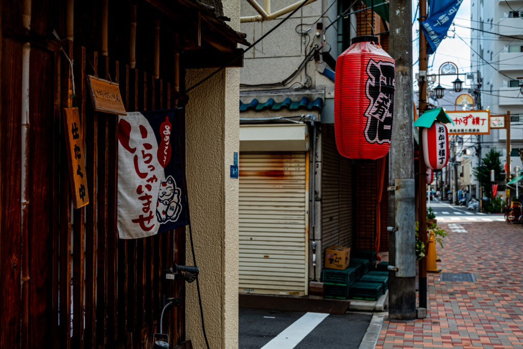 町中の居酒屋さん、もうすぐ開店だ