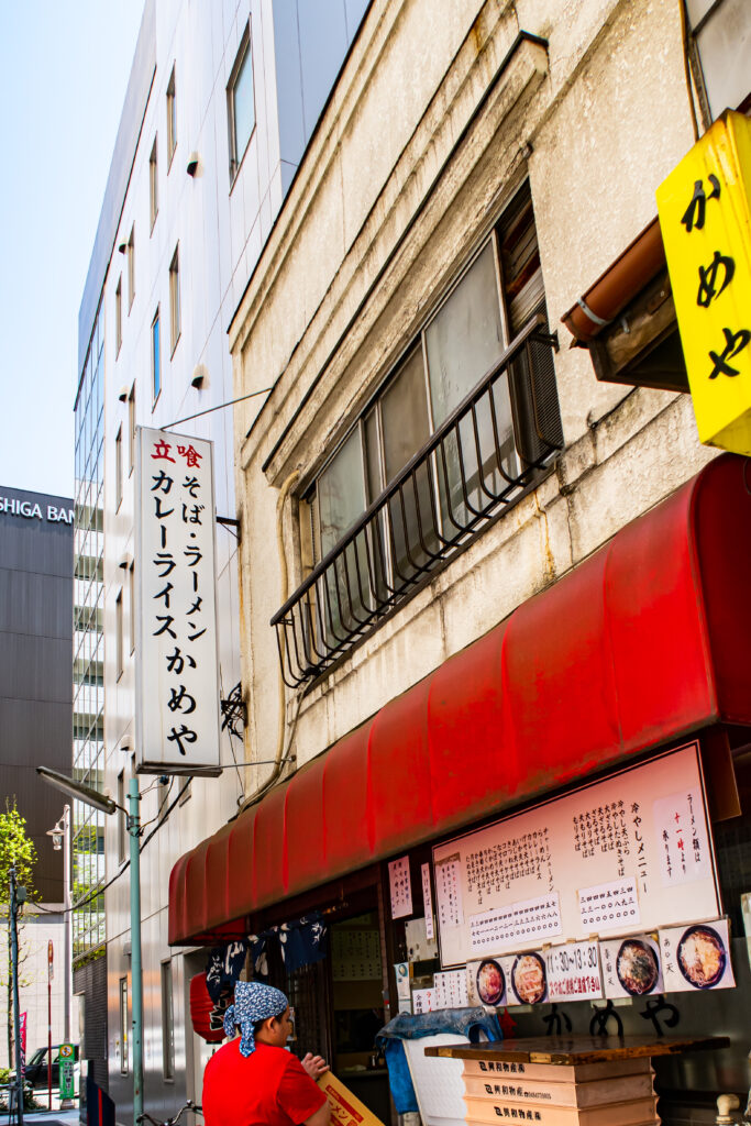 小伝馬町の路地裏の名店「かめや」、付近には名店もたくさん！