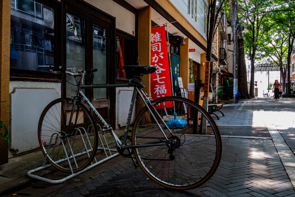 参道には、さまざまなお店が建ち並んでいる