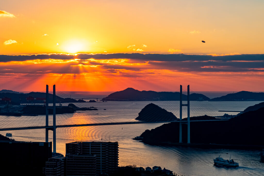 女神大橋の夕景、フェリーが旅立っていく