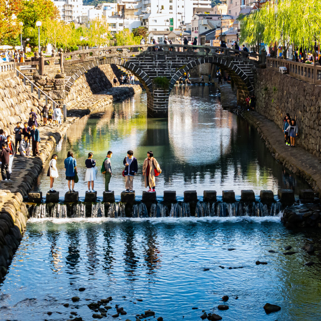 子どもたちの歓声が聞こえる石造りの眼鏡橋