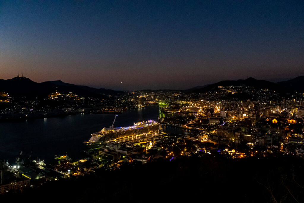 手の届くような鍋冠山の夜景