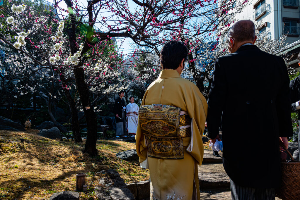 春の光に結婚式の記念撮影