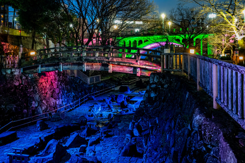 足下の音無川親水公園は、幽玄なライトアップを！