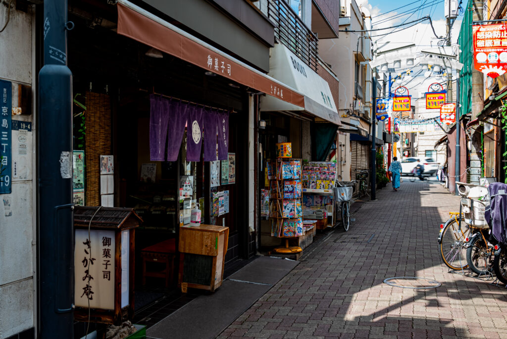 和菓子屋さんも本屋さんもある