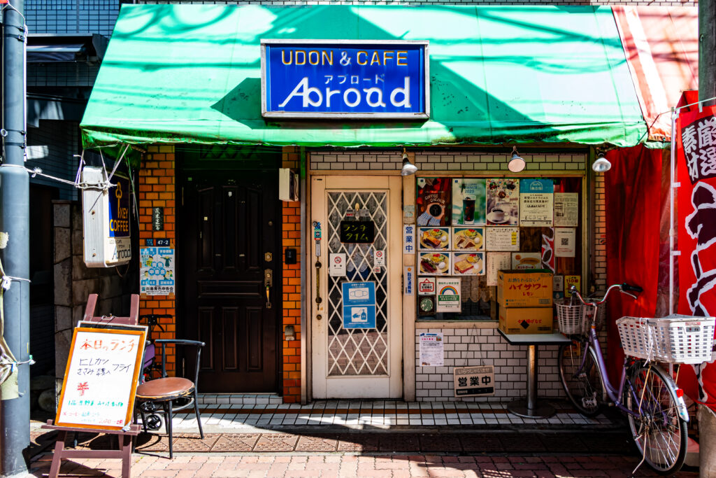 町中のアンティークな喫茶店