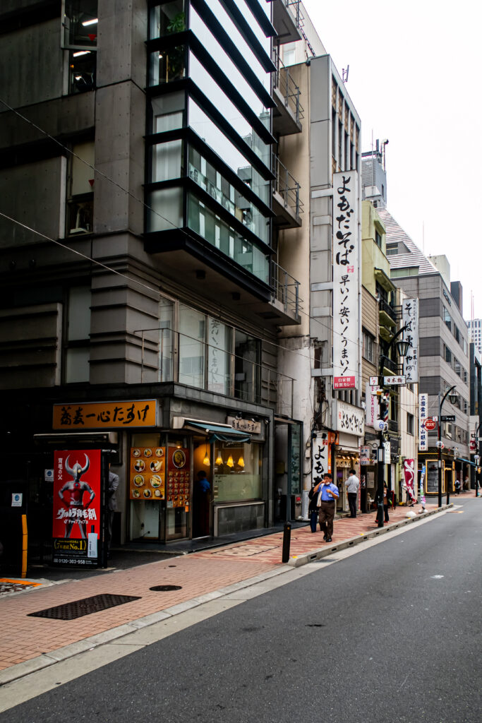 日本橋には横並びで4軒の蕎麦屋が建ち並んでいる