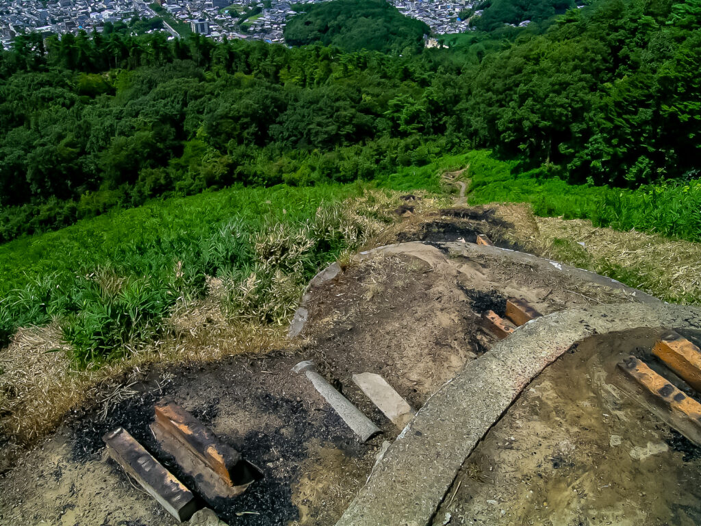 火床、厄除けのために消し炭をもらうために登山する習慣もある