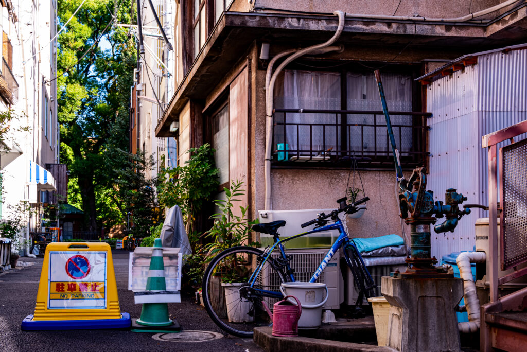 本郷の裏路地（井戸も現役、正面は東大）