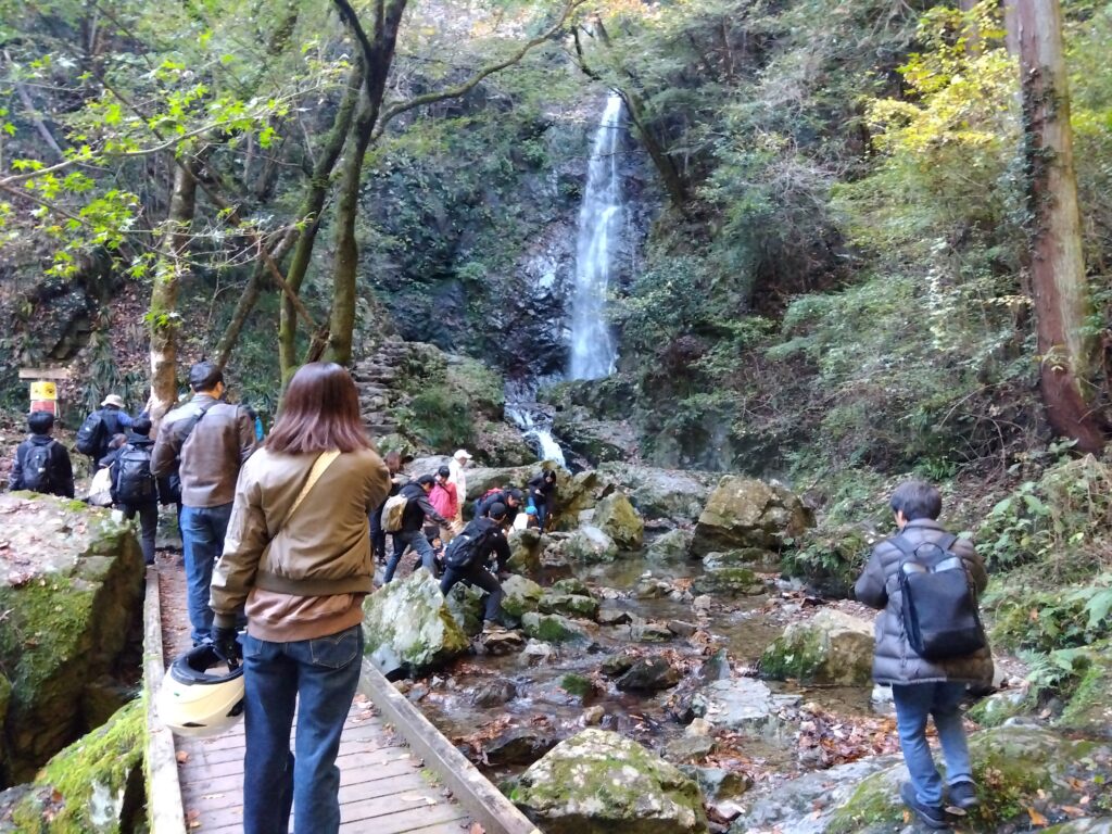 払沢の滝（到着して観光をする参加者）