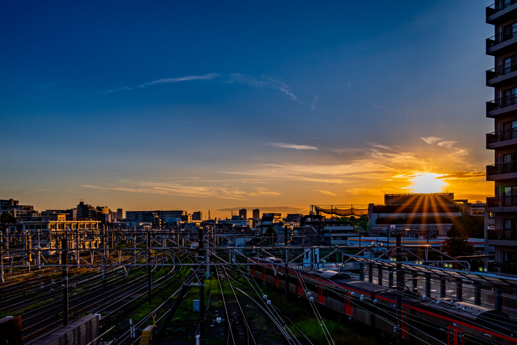 広大な車両基地、夕暮れに電車がキラキラと！