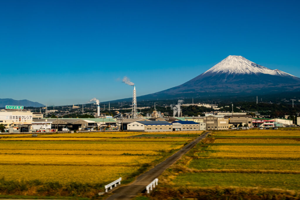 「白と青の煙突が目印」～誰もがカメラマンになれる岳南の定番スポット