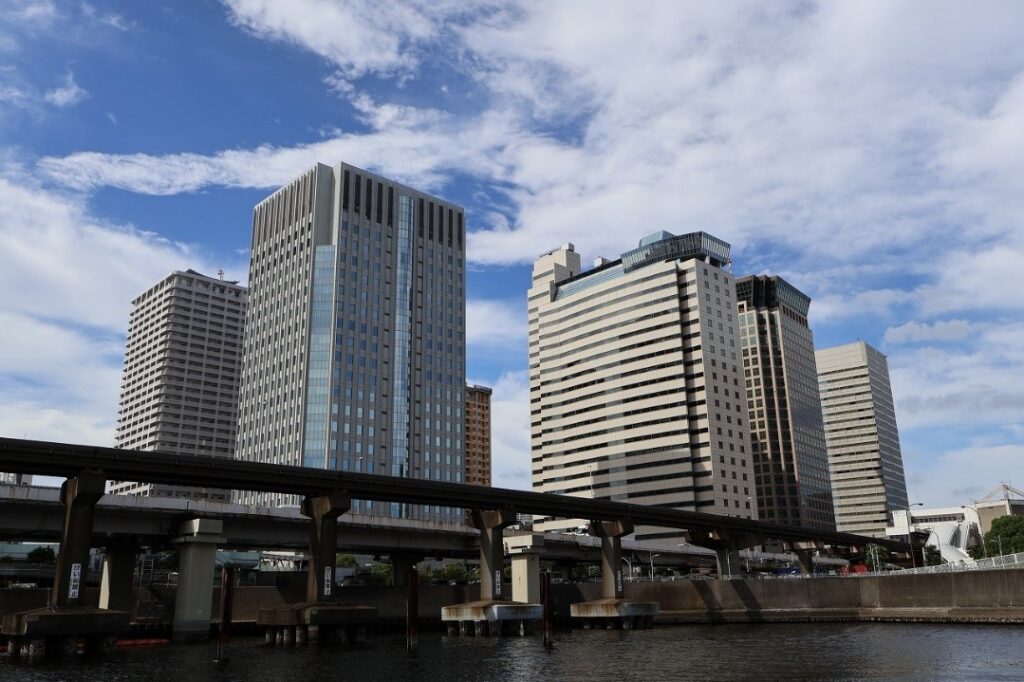 東京モノレール橋梁と天王洲アイルのオフィス街