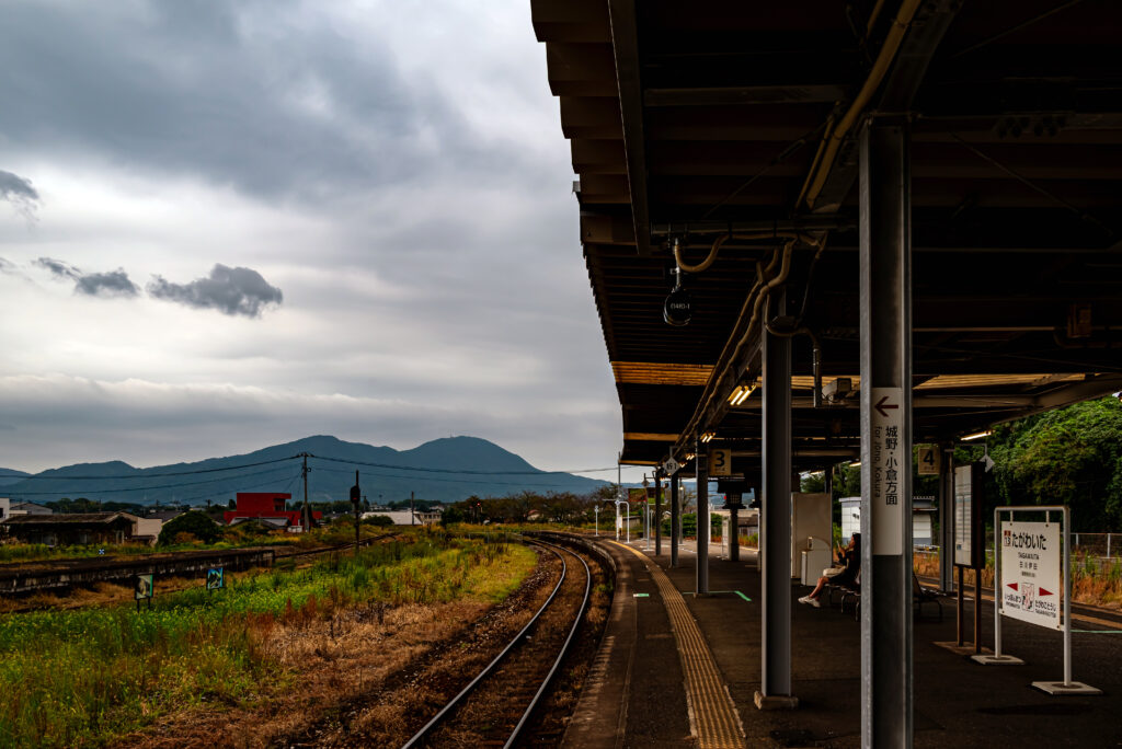 田川伊田駅（かつての国鉄の駅は、長大貨物列車ができるように、ホームがとても長い）