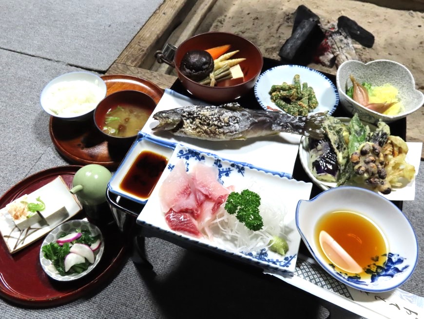 山菜、岩魚、五箇山とうふなどが並んだ夕食