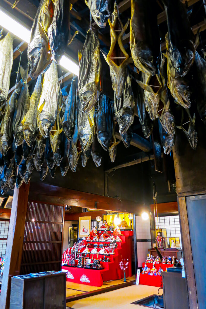味処「㐂っ川」の様子、鮭の町の姿がうかがわれる