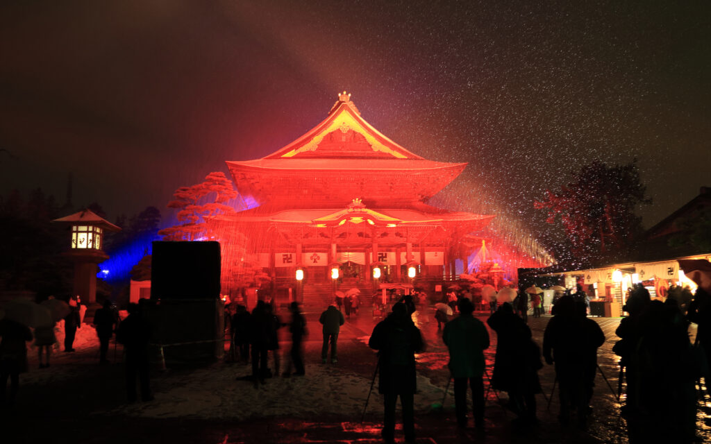 善光寺の本堂は、さまざまな彩りに変化する