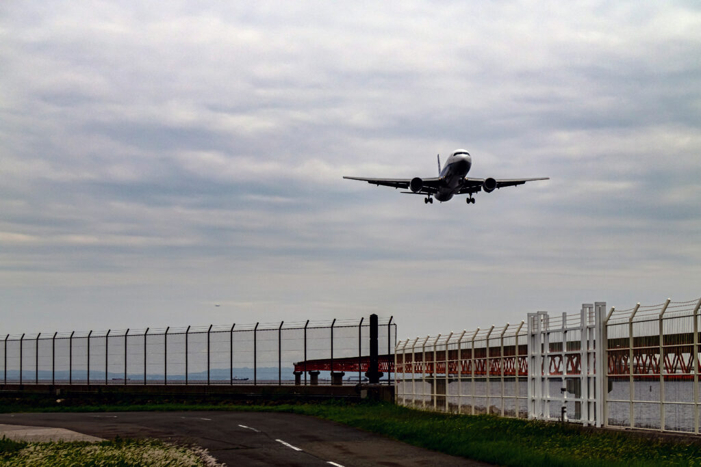 誘導灯に近づく航空機、爆音が過ぎていく