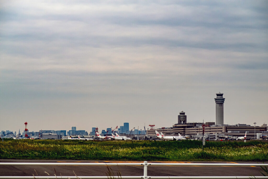 この角度からの空港施設の景観は、ツアーの醍醐味だ