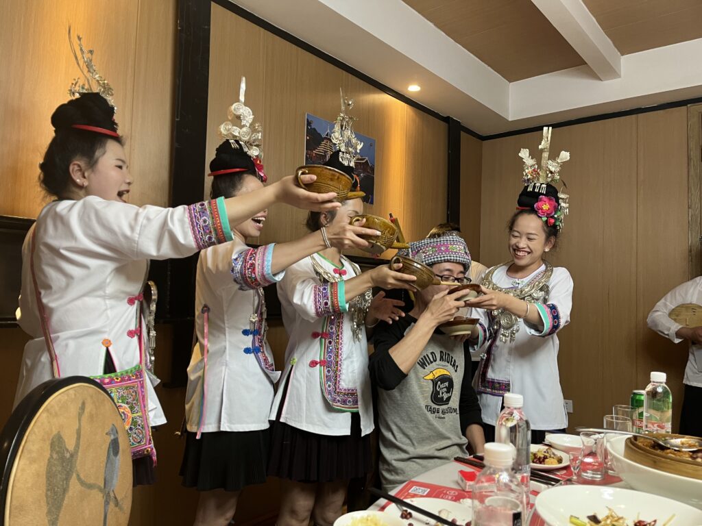 お酒をついておもてなし