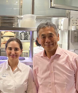 3人のレジェンドの一人 Arzak(アルザック)氏の店の厨房にて。オーナーシェフ・二代目で娘さんでもあるエレナ・アルザック氏が筆者と家族を厨房に招いてくれた