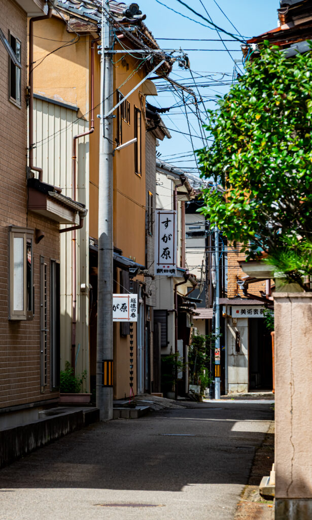 本町と東堀通の路地にある「すが原」