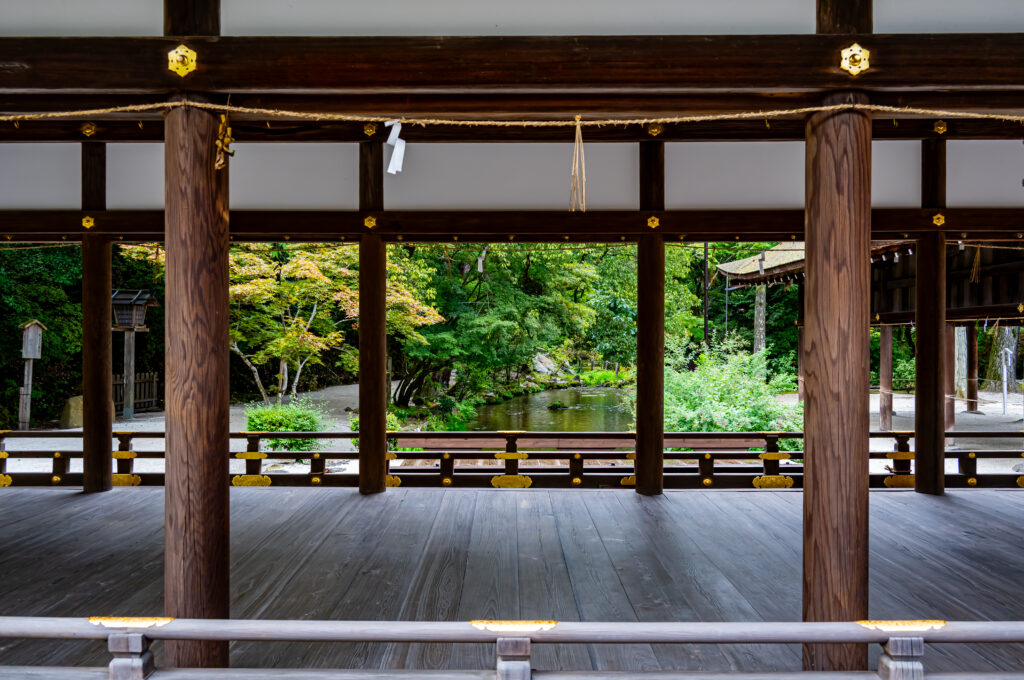 上賀茂神社の境内(明神川が流れ、清々しい)