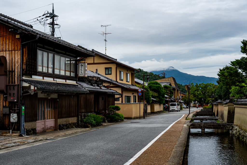 明神川沿いの上加茂社家町、風情豊かな景観だ