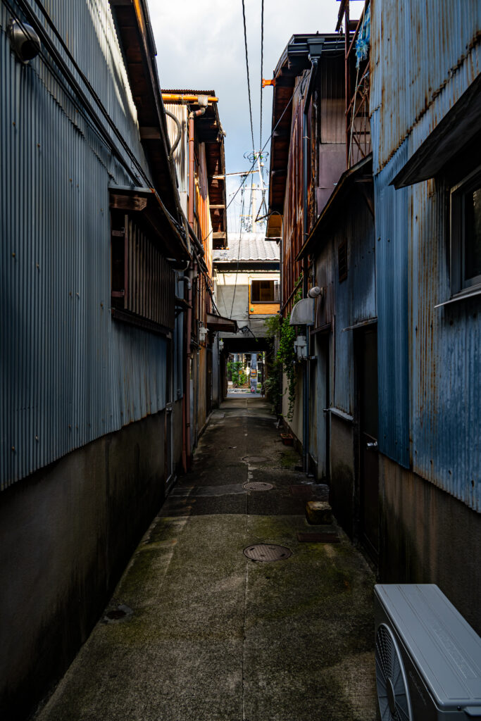 名もなき路地(ろうじ)にも観光客が迷い込む