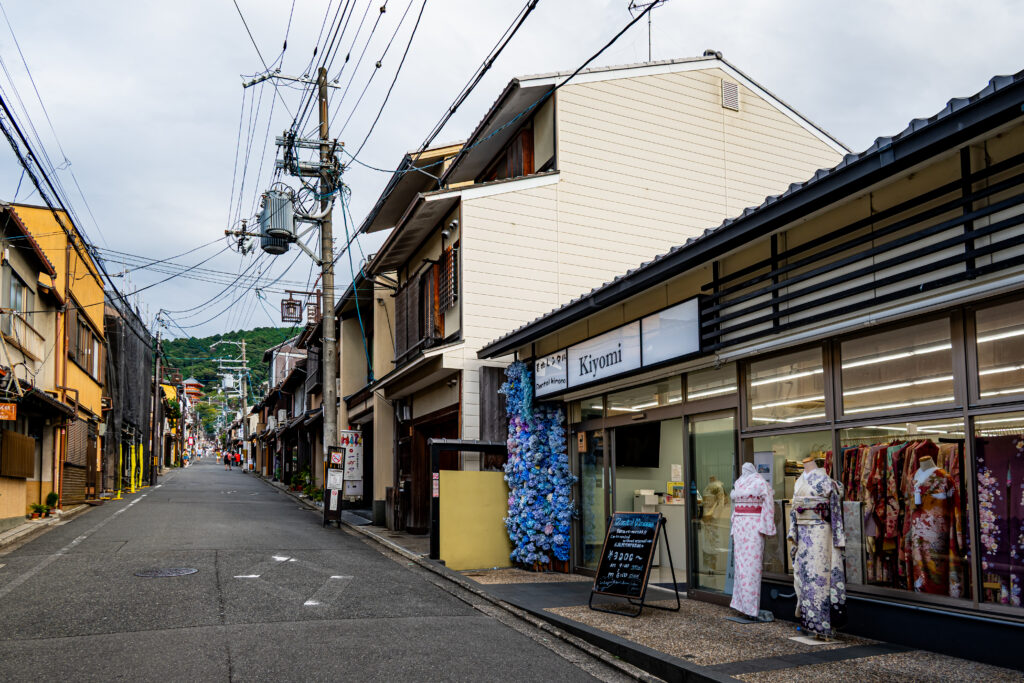 ちゃわん坂から五条坂にかけて、着物レンタルショップが多数