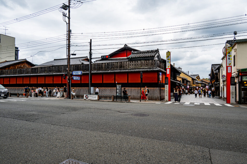 祇園を代表する「一力」と花見小路