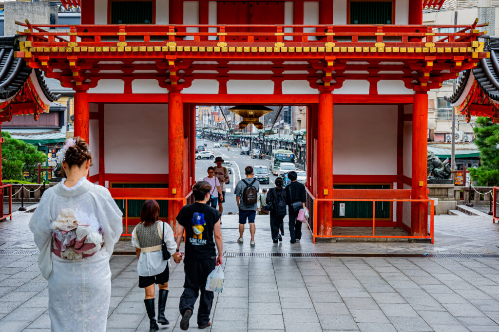 八坂神社の西楼門には、数多くの訪日外国人が