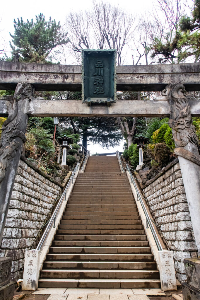 品川神社の双龍鳥居、途中の踊り場の左側が富士塚だ