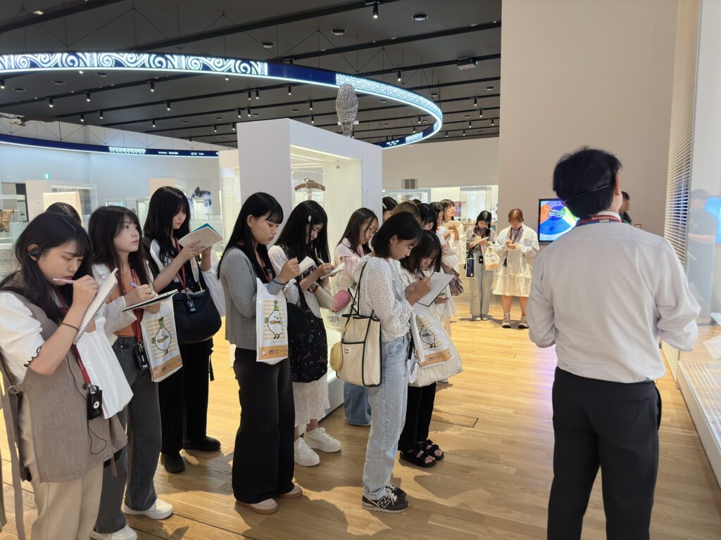 篠原ゼミでは、全国各地への研修を通じて学びを深め、知見を広げている