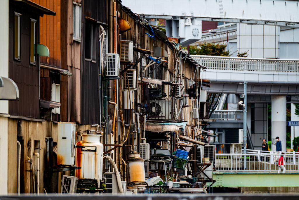 川の上にせり出した市場の裏側