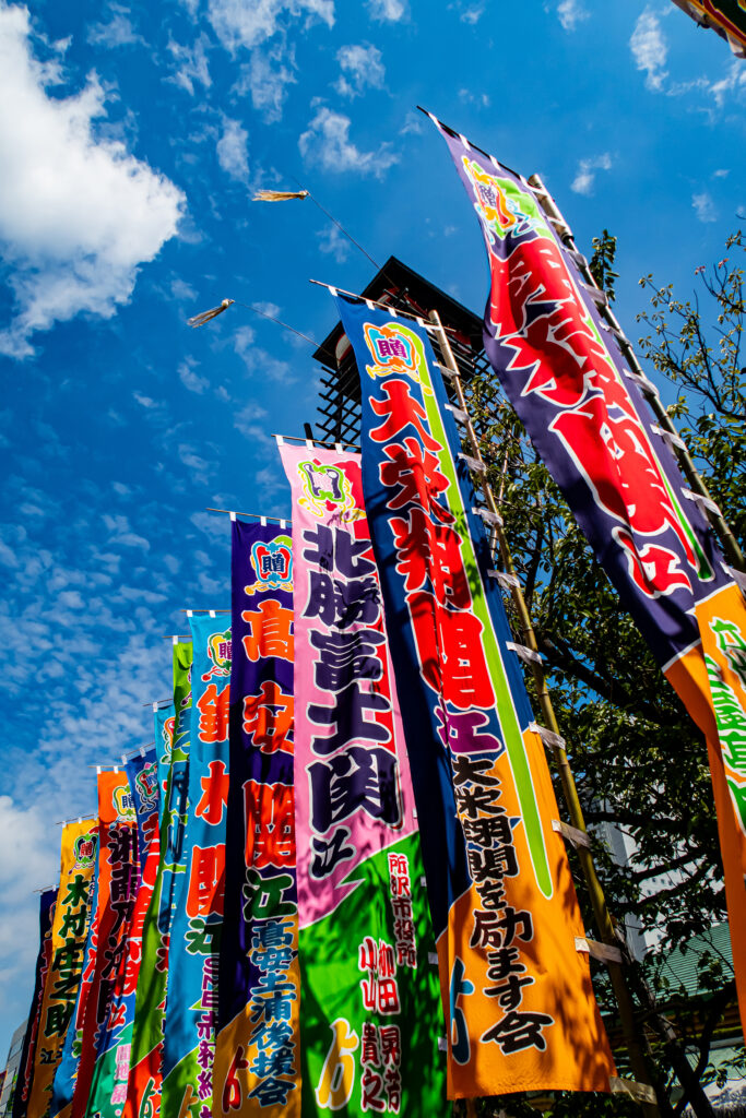 幟旗が建つと大相撲の季節だ