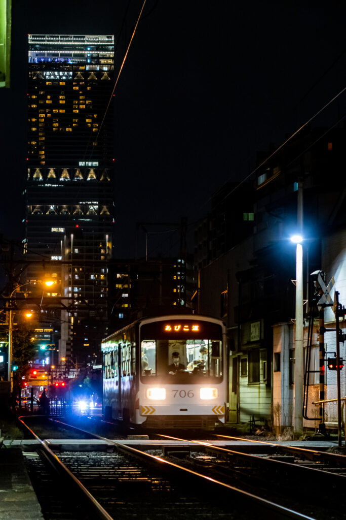 専用軌道の後方には、あべのハルカスが