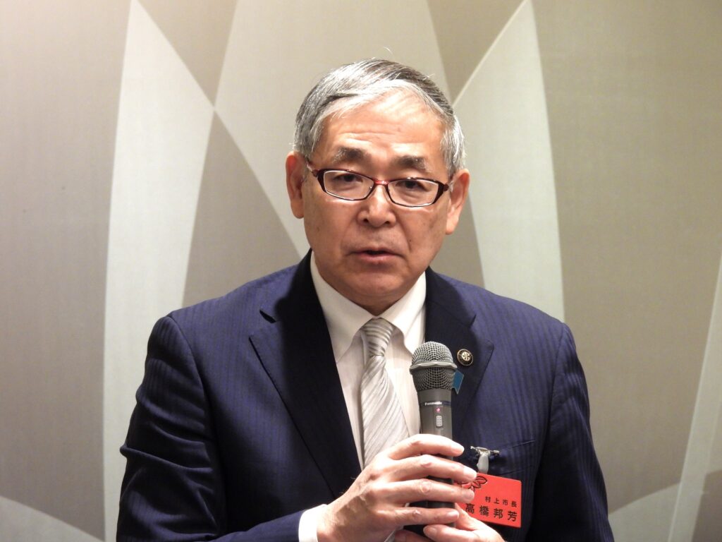 発起人代表としてあいさつする新潟県村上市の高橋邦芳市長