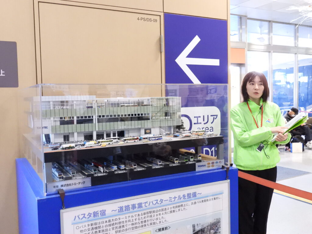 ガイドがバスタ新宿内を案内