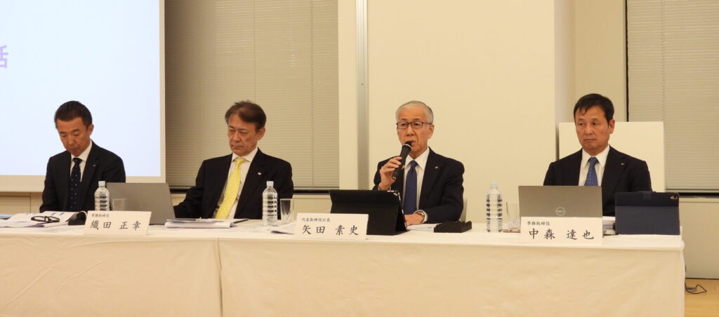 決算を説明する矢田社長(右から2人目)