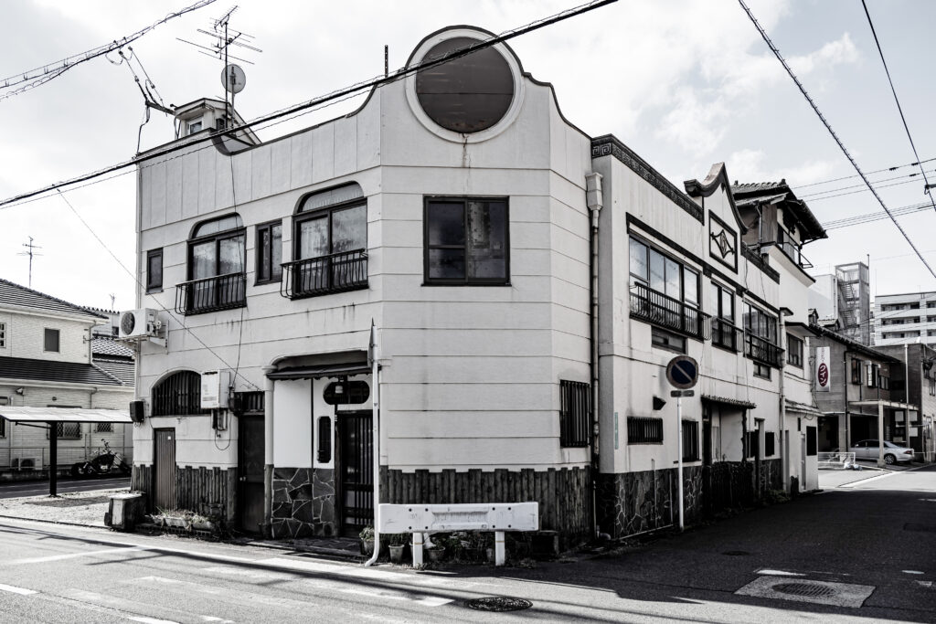 町中の不思議な建物