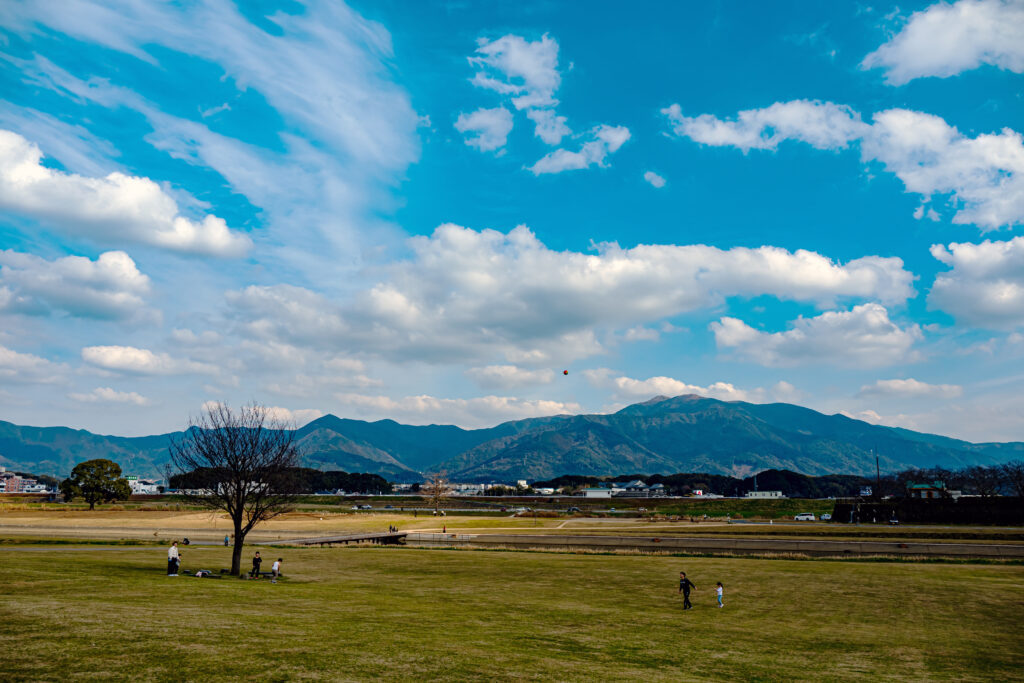 遠賀川の河川敷には、家族連れの姿も
