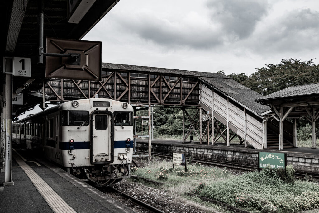 田川後藤寺駅に停車中の小倉行の列車